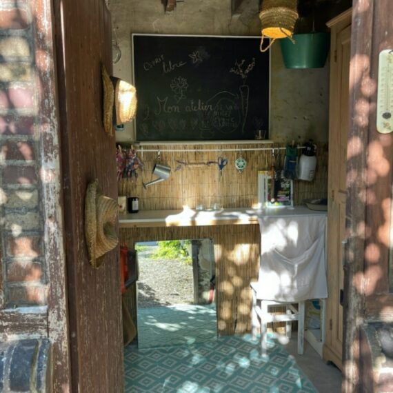 Espace débarras fond de jardin - aménagement atelier esprit libre
