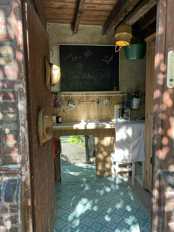 Espace débarras fond de jardin - aménagement atelier esprit libre