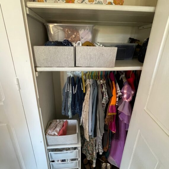 Aménagement placard enfant esprit libre