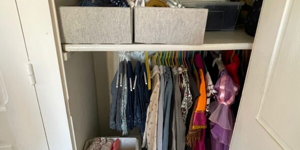 Aménagement placard enfant esprit libre