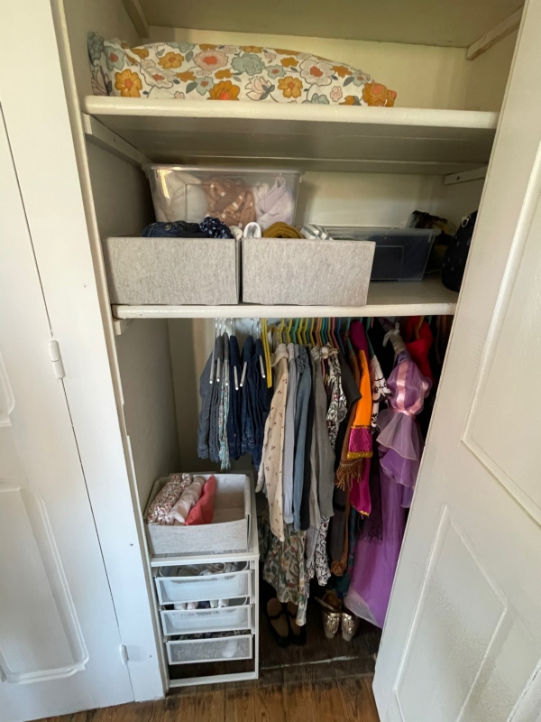 Aménagement placard enfant esprit libre